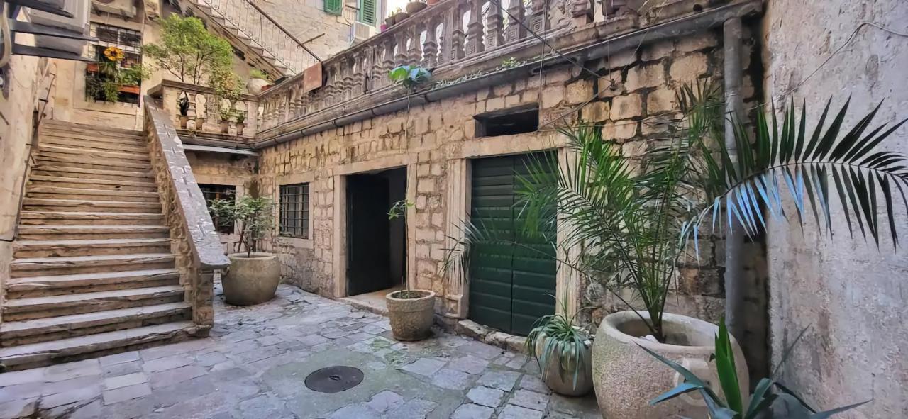 Cozy 2 Bedroom Apartment In Antique Bizanti Palace Kotor Exterior foto